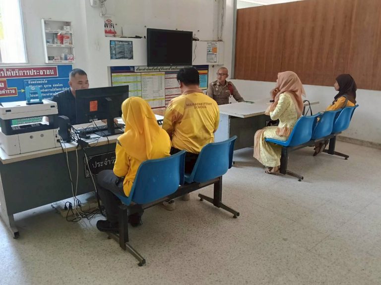 ลงประจำวันให้บุคลากรโรงเรียนไม้แก่นกิติวิทย์