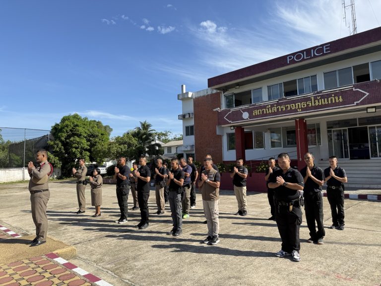 เรียกเเถวข้าราชการตำรวจฝ่ายอำนวยการ และชุด ตชส. เคารพธงชาติ