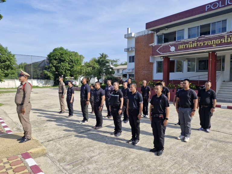 เรียกเเถวข้าราชการตำรวจฝ่ายอำนวยการเคารพธงชาติ