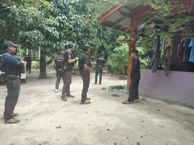 ชป.สส.สภ.ไม้แก่น ว.4 เข้าตรวจสอบพื้นที่จำกัดเสรีและแหล่งพักพิงของฝ่ายตรงข้าม