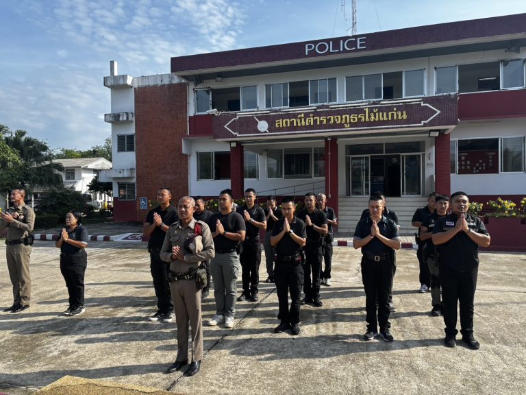 เรียกเเถวข้าราชการตำรวจฝ่ายอำนวยการเคารพธงชาติ เเละได้กำชับข้อสังการ