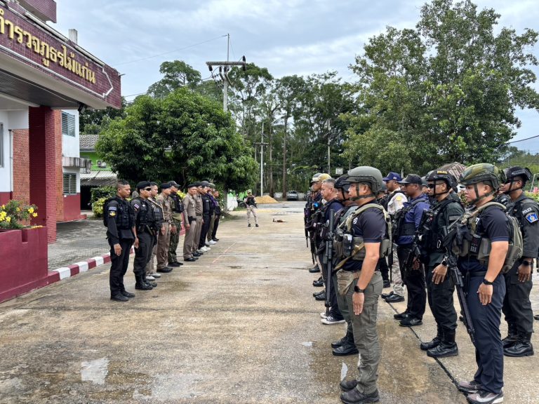 ร่วมกำลัง 3 ฝ่าย ตำรวจ ทหาร และกรมการปกครอง ปล่อยแถวระดมกวาดล้างตามแผนยุทธการเพื่อความชอบธรรม ณ สถานีตำรวจภูธรไม้แก่น