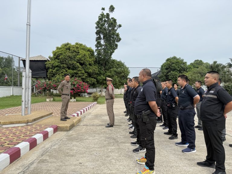 ผกก.สภ.ไม้แก่น​ เรียกเเถวข้าราชการตำรวจฝ่ายอำนวยการเคารพธงชาติ เเละได้กำชับข้อสั่งการ