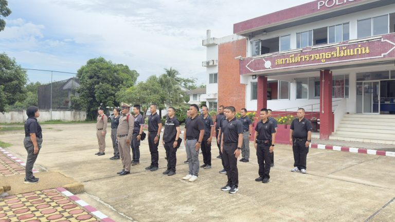 เรียกเเถวข้าราชการตำรวจฝ่ายอำนวยการ และชุด ตชส. เคารพธงชาติ เเละได้กำชับข้อสังการ