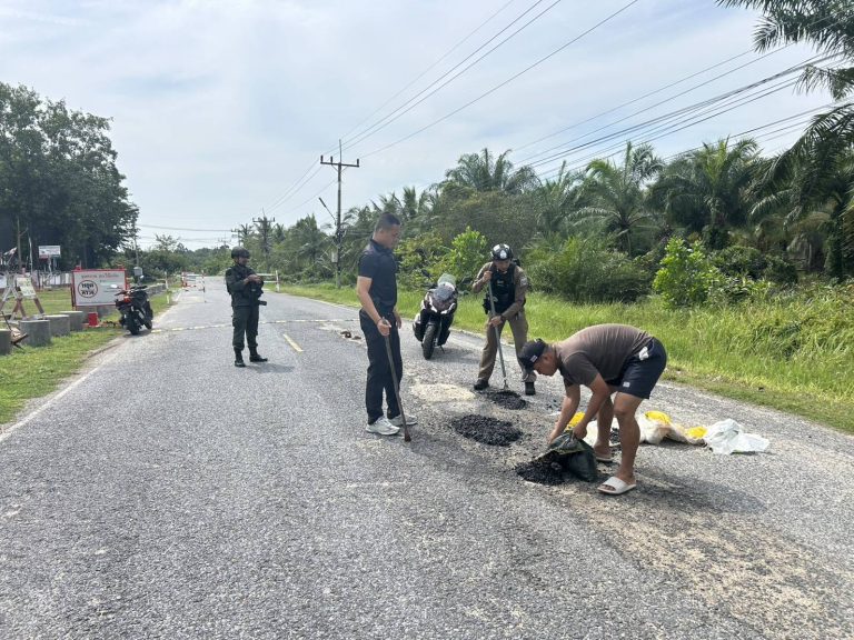 งานจราจรว.4 ร่วม ชุดกองรักษาการณ์ ซ่อมแซมทาง ปิดหลุมด้วยยางมะตอย หน้า สภ.ไม้แก่น