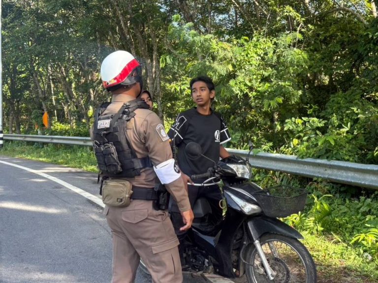 งานจราจรว.4 ร่วม ชป.ไม้แก่น 20 ว.43สามแยกวัดบ้านใหญ่ ตรวจสอบบุคคล ยานพาหนะ กวดขันวินัยจราจร