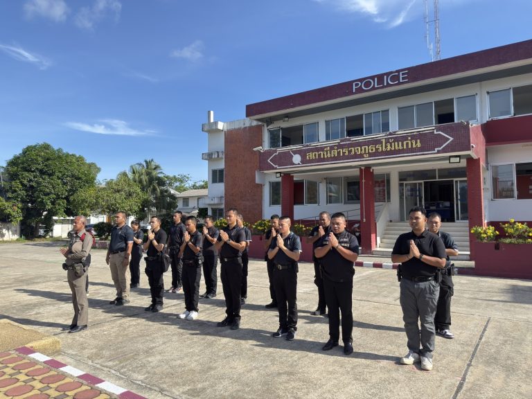 เรียกเเถวข้าราชการตำรวจฝ่ายอำนวยการ และชุด ตชส. เคารพธงชาติ เเละได้กำชับข้อสังการ